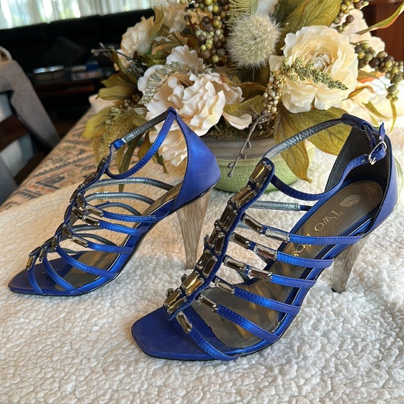 🌺 Two Lips Sexy Embellished Strappy 4” Heels Sz 8 - Picture 4 of 11